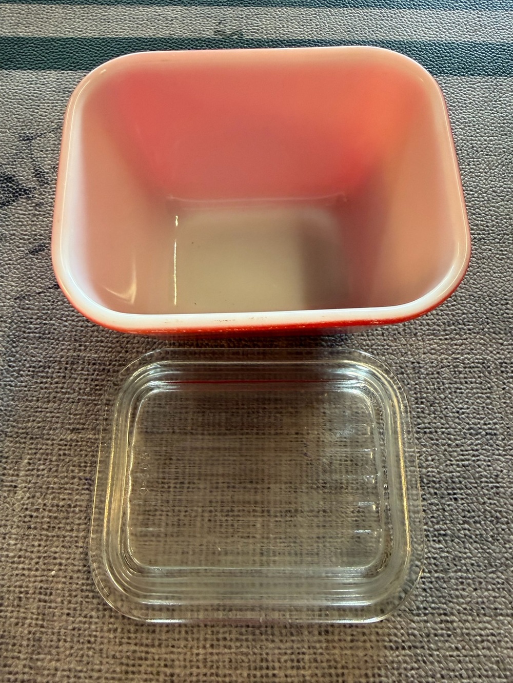 Vintage Pyrex red refrigerator dish - Picture 10 of 10